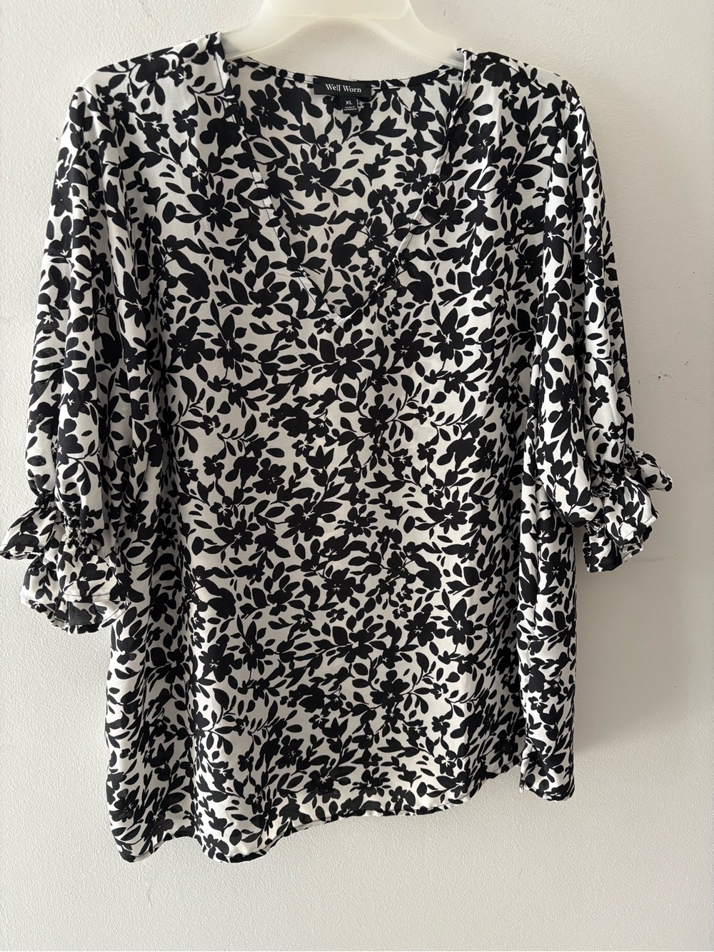 Black & White Floral V-Neck Blouse Ruffled Sleeve by “Well Worn” Silky Feel XL